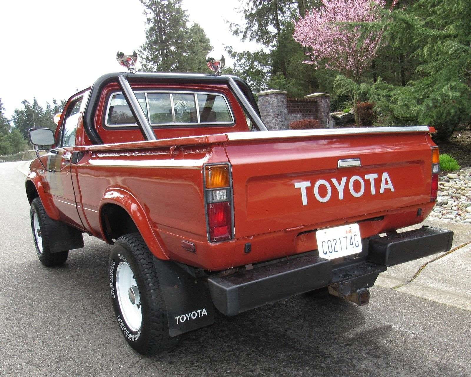 Выживший: образцовый пикап Toyota Hilux в поисках владельца — фото 735047