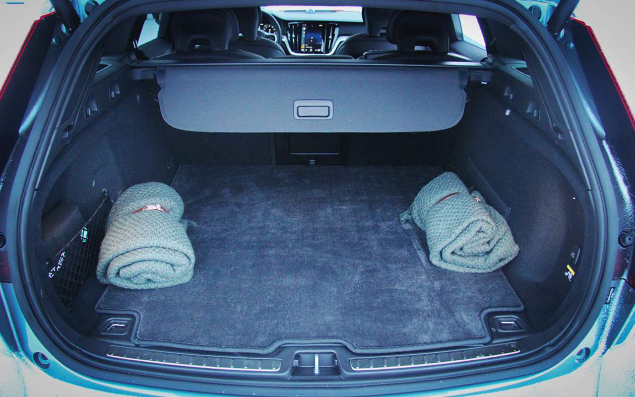 Заявленный объем багажника в пятиместной конфигурации – 529 литров. Для V90 CC шведы заявляют 656 л.