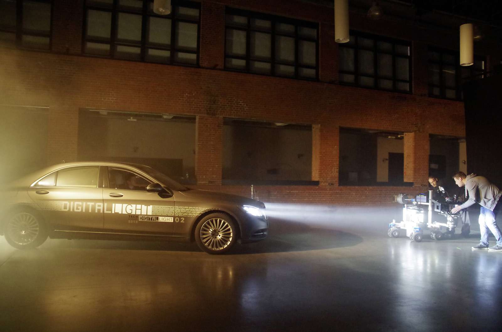 Mercedes-Benz поручит фарам функцию HD-проектора — фото 672552