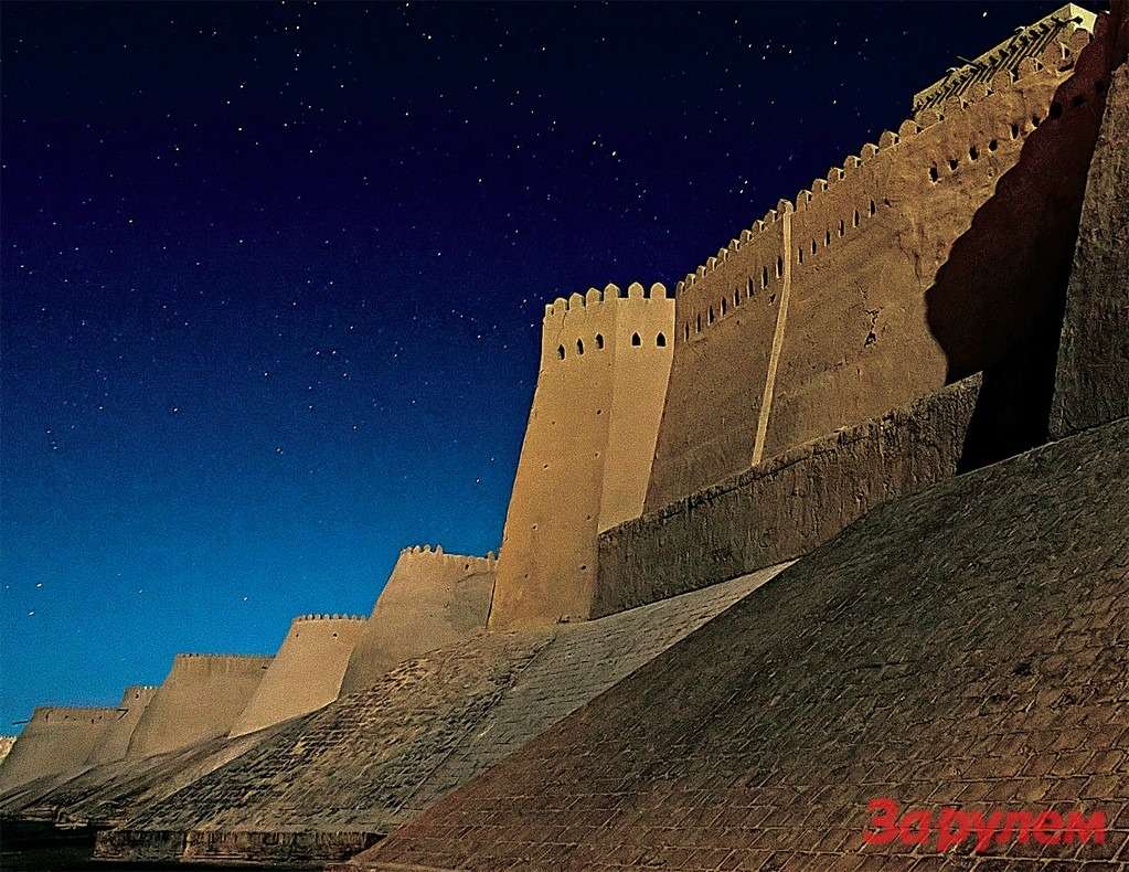 Узбекистан, Хива. Этот старинный город по-особенному открывается именно ночью. Кажется, что попал в сказку и из-за угла сейчас появится убегающий от разбойников Али-Баба. 