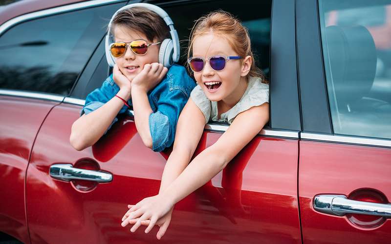 10 способов развлечь ребенка (и себя) в дороге