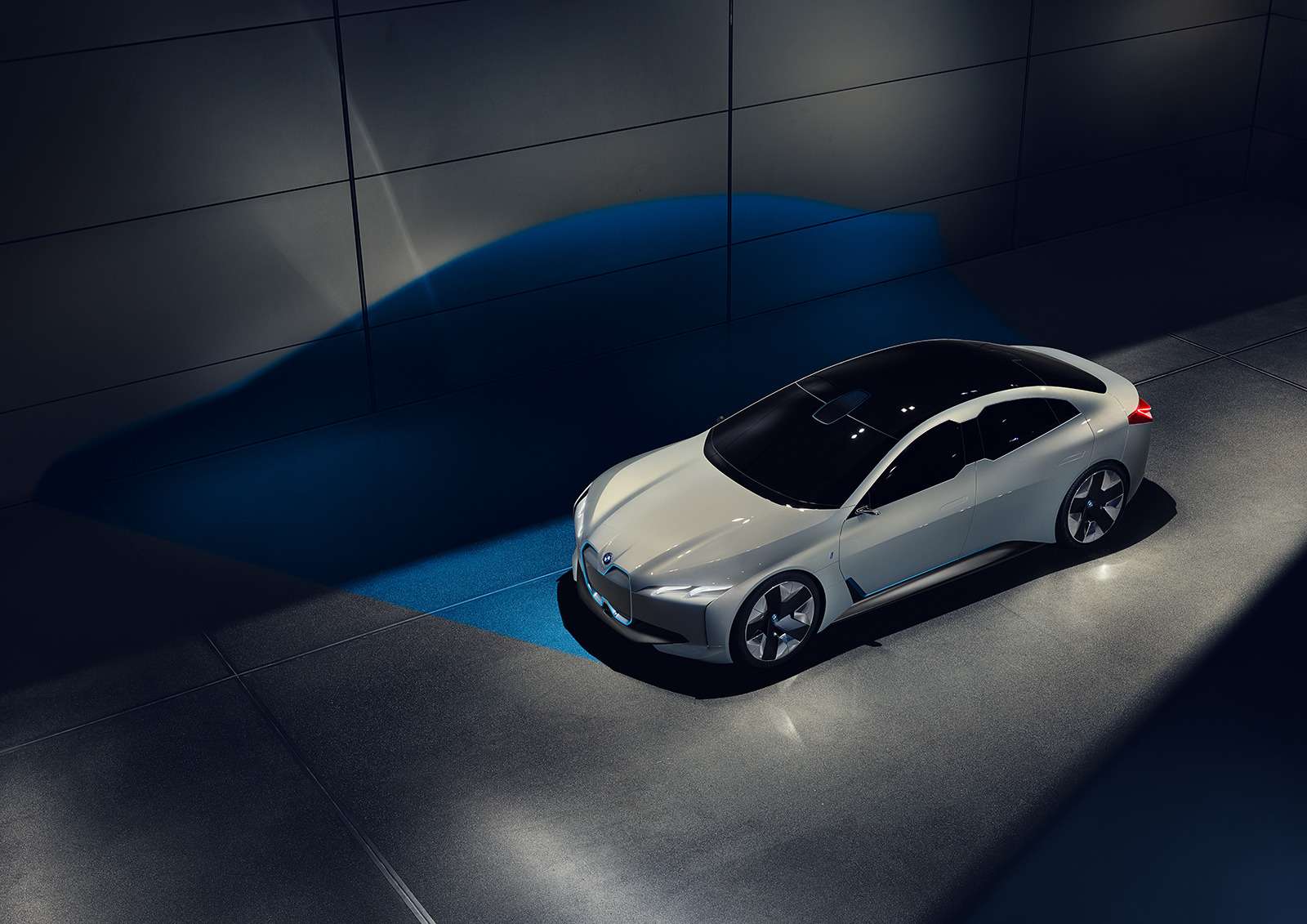 BMW представила конкурента Tesla Model 3 — фото 793603