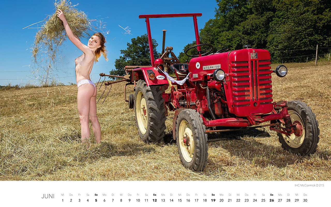 Обнаженные трактористки — эротический календарь на 2022 год — фото 1287650