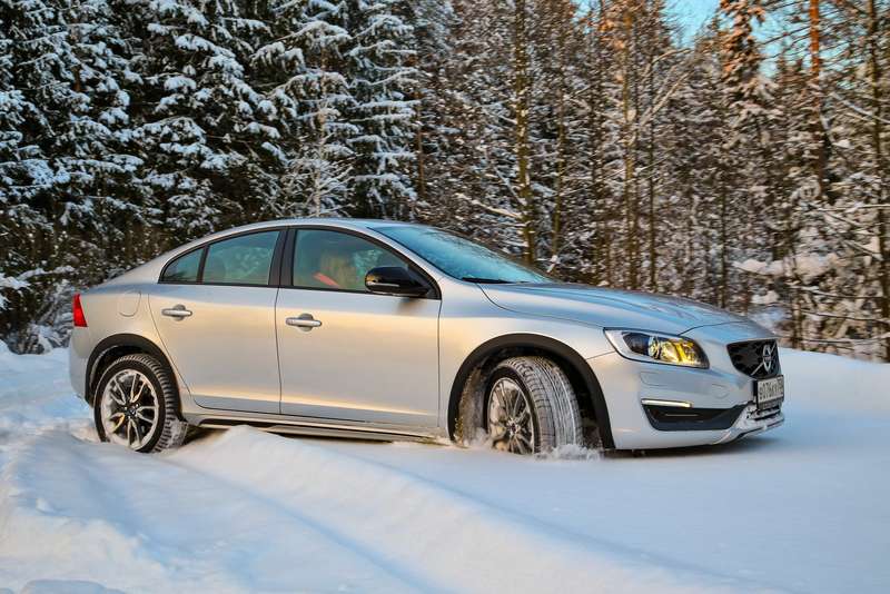 Volvo S60 Cross Country. Цена полноприводной версии — 2 240 000 рублей. Двигатель: бензиновый 2.0 (245 л.с.) Трансмиссия: 6-ступенчатый автомат.
