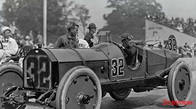 За рулем Marmon Wasp — пилот Рэй Хэрроун (12.01.1879 — 19.01.1968 г.). Своим успехом он во многом обязан своему изобретению, больше похожему на перископ, нежели на современное зеркальце. К слову, похожее зеркало много лет спустя применил Кулыгин на самодельном автомобиле «Панголина». Фото: Indianapolis Motor Speedway