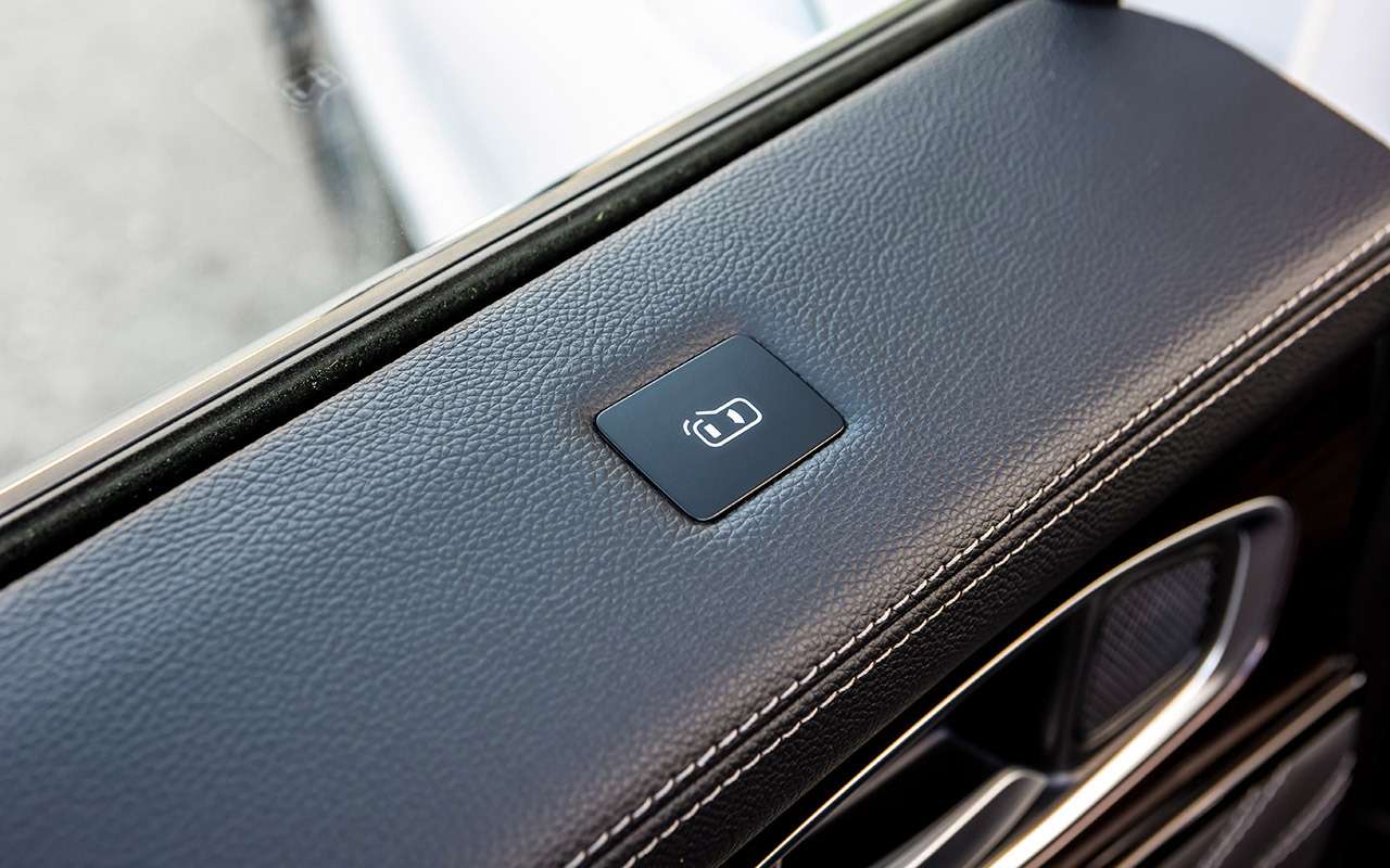 В подоконниках задних дверей находятся индикаторы одной занятной системы безопасности. Она мониторит пространство позади машины. А при приближении велосипедиста или автомобиля подает световой и звуковой сигналы, чтобы не открывали дверь.