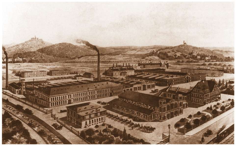 Вид завода Fahrzeugefabrik Eisenach AG в Айзенахе. Вдали — гора с замком, давшая название первому автомобилю из Тюрингии