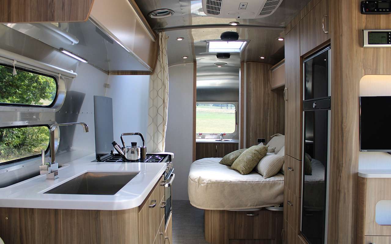 Роскошный кемпер Airstream — с кроватью поперек — фото 1161647