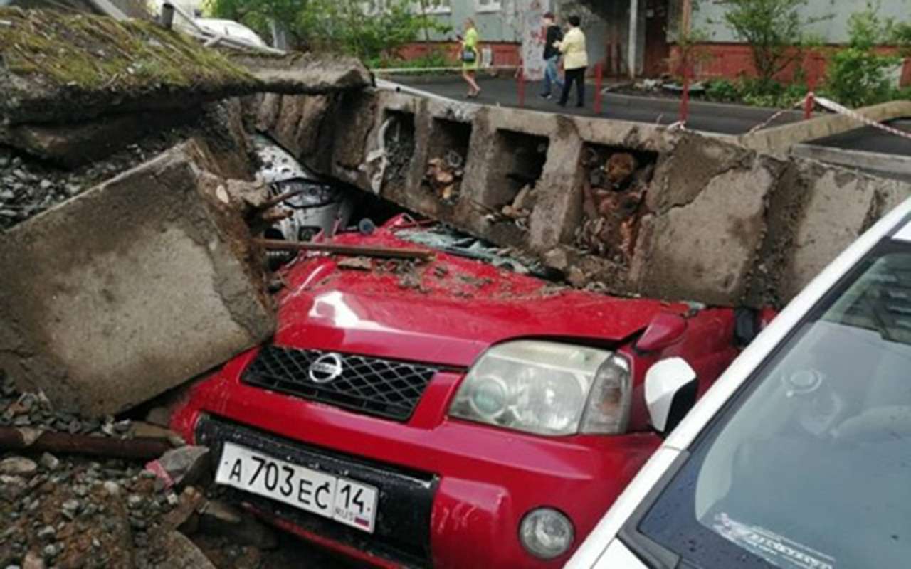Машины расплющены бетонными блоками: циклон во Владивостоке — фото 976966