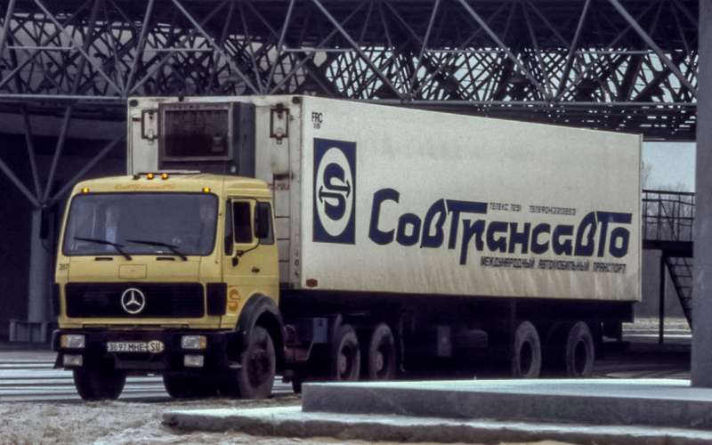 Трехосные тягачи Mercedes-Benz 2232S – одни из самых продвинутых грузовиков в СССР в 1970‑е годы.