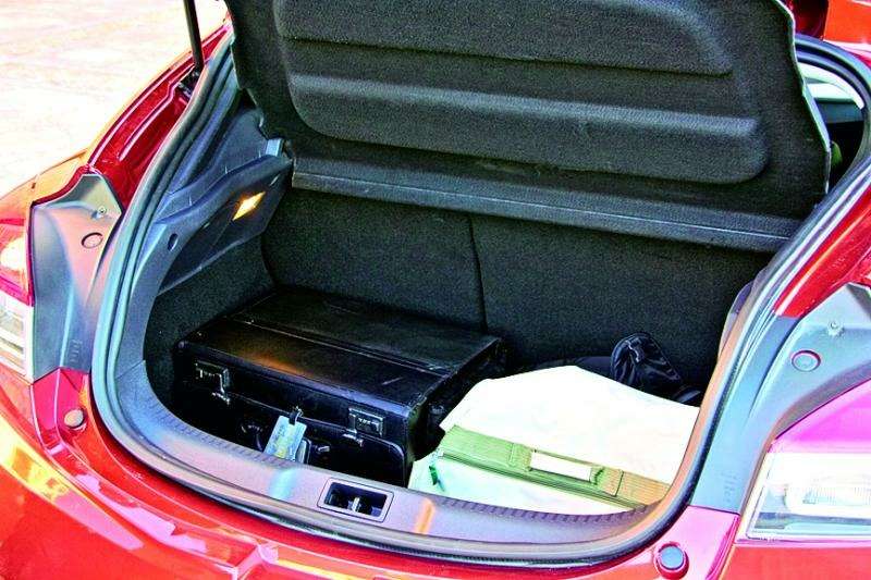 Багажник купе совсем не маленький по объему. Но для погрузки крупногабаритных вещей неудобен из-за узкого проема и высокого борта.