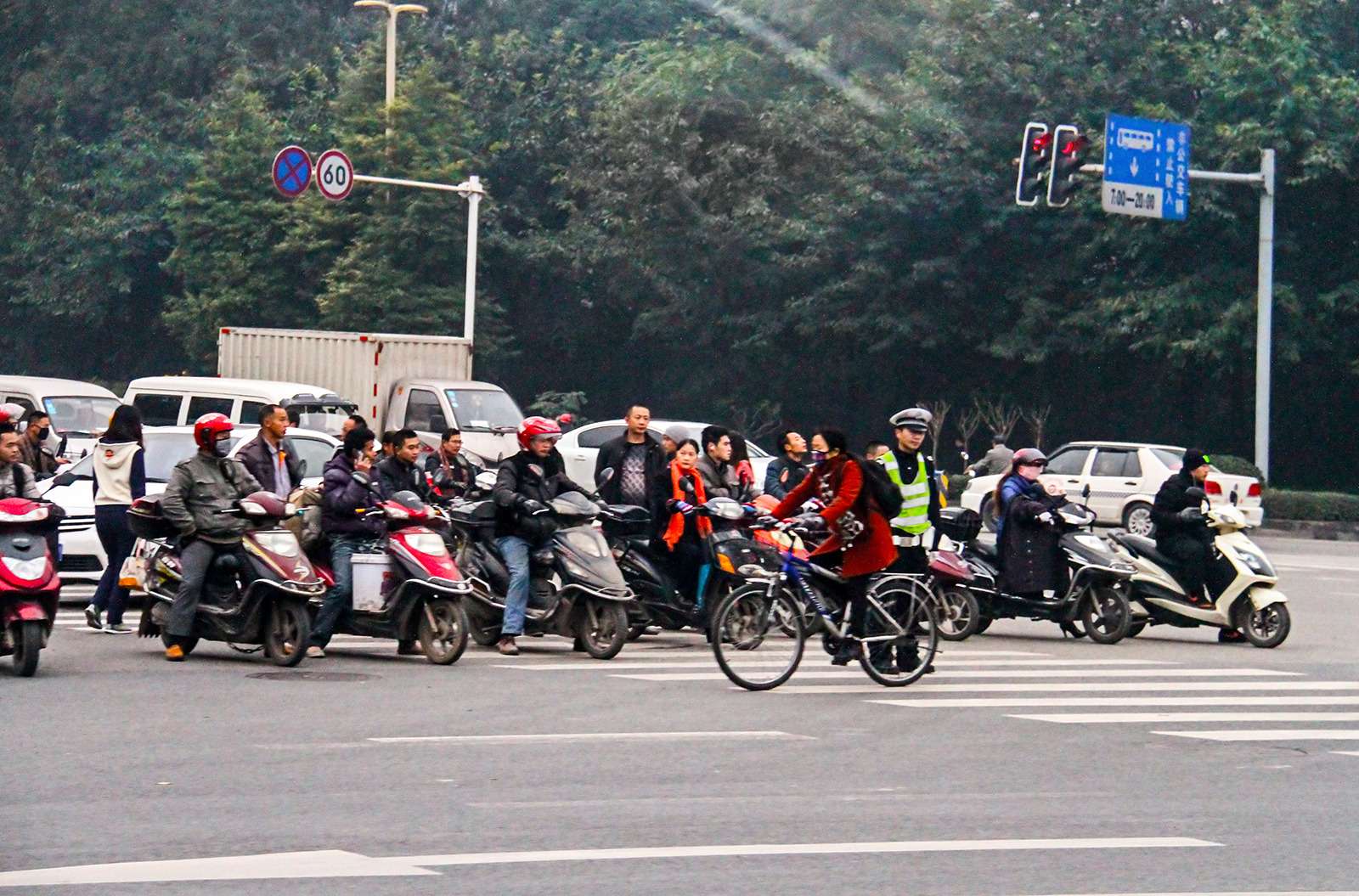 Парк электрических скутеров в КНР превысил 100 миллионов. Бензиновую мототехнику на улицах городов почти не встретишь.