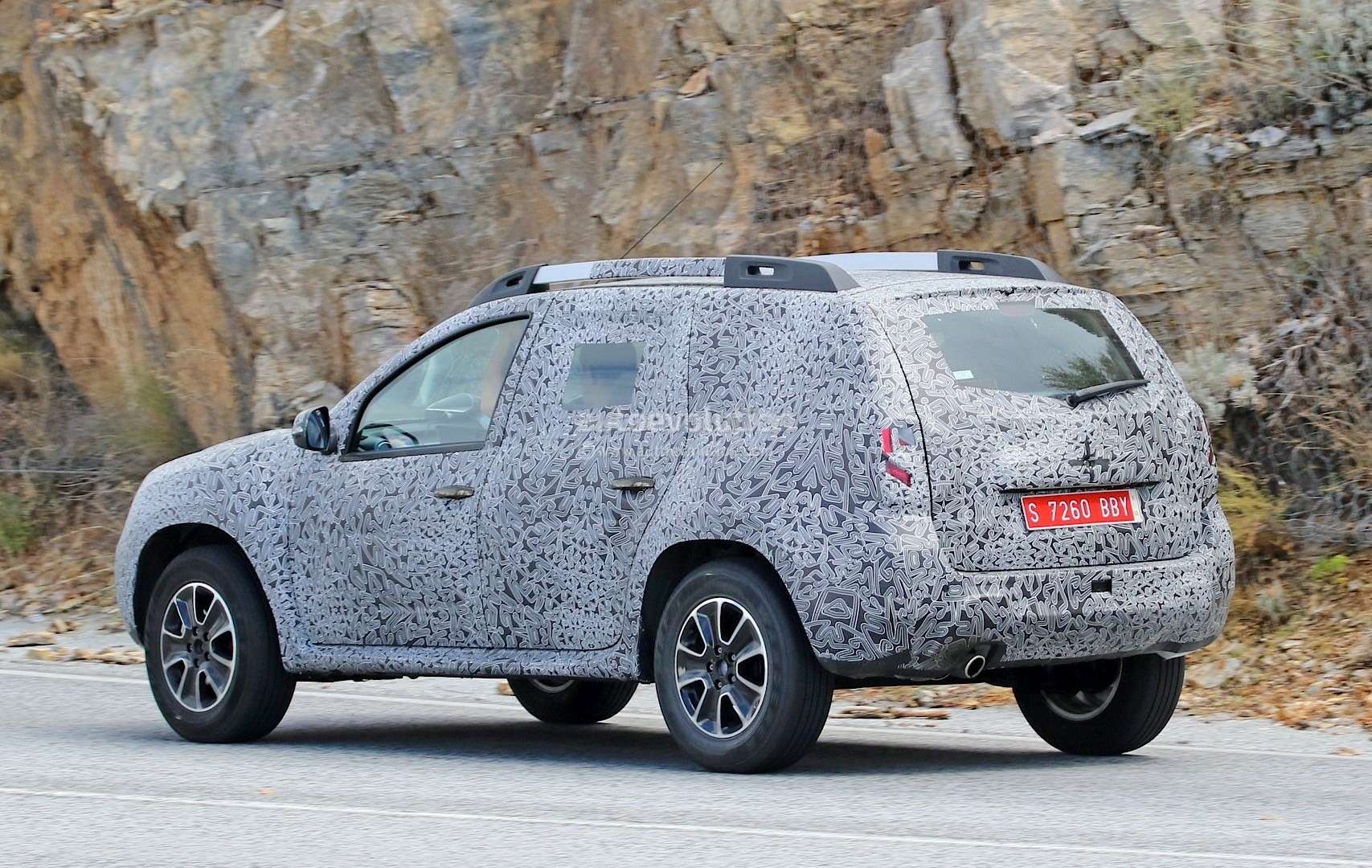 all-new-dacia-duster-caught-in-first-spyshots-plus-dacia-novelties-for-frankfurt-photo-gallery_8