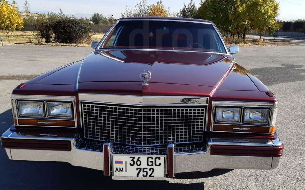 Этот редкий «американец» найден в Самаре – Cadillac Brougham 1988 года. Продавец утверждает, что в нем все заводское, никакой реставрации, вплоть до резины. Что называется, пылинки сдувал! За бордового «зверя» с 5-литровым двигателем просят 1 700 000 рублей.