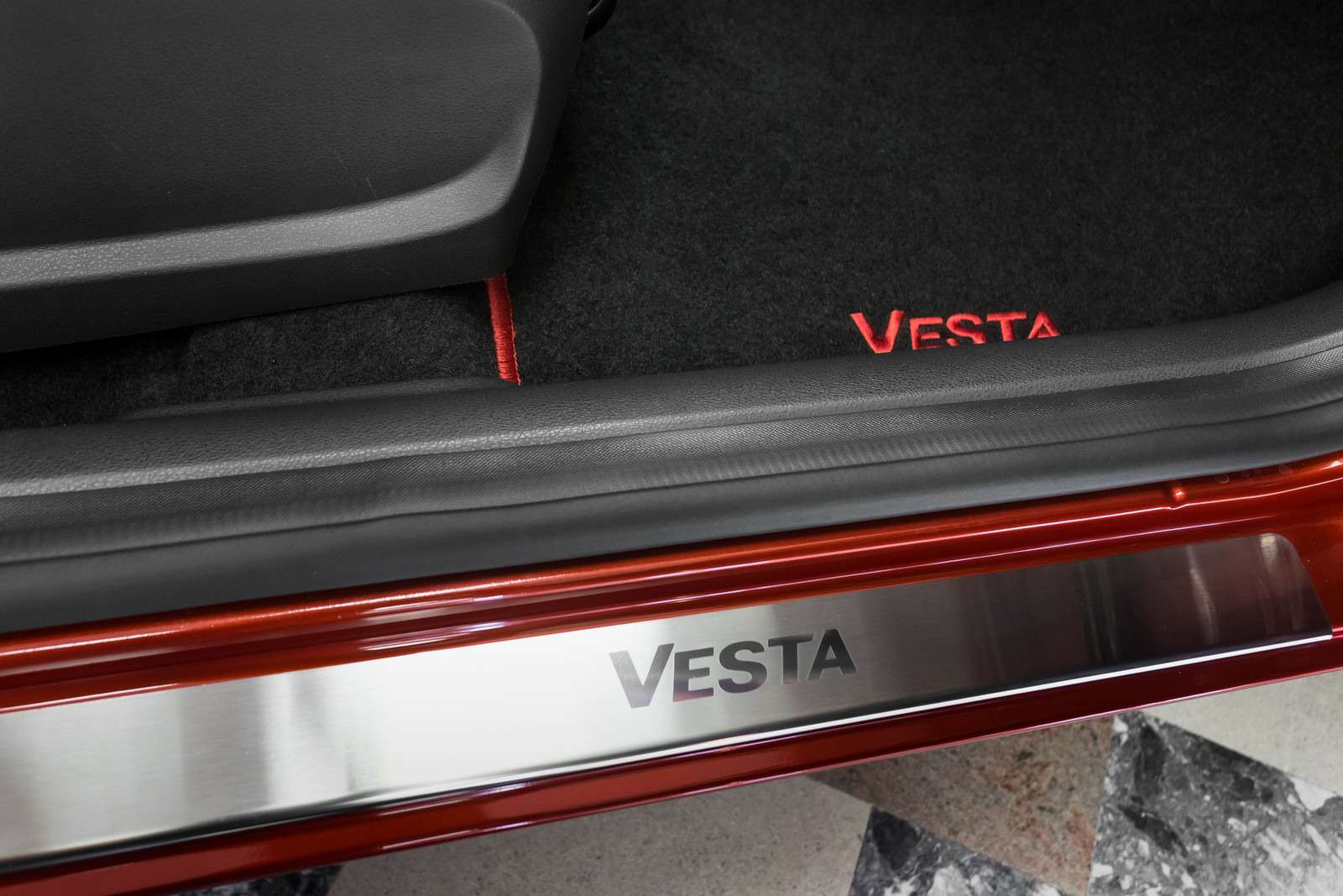 Юбилейная наценка: представлены спецверсии Lada Vesta и XRAY — фото 601513