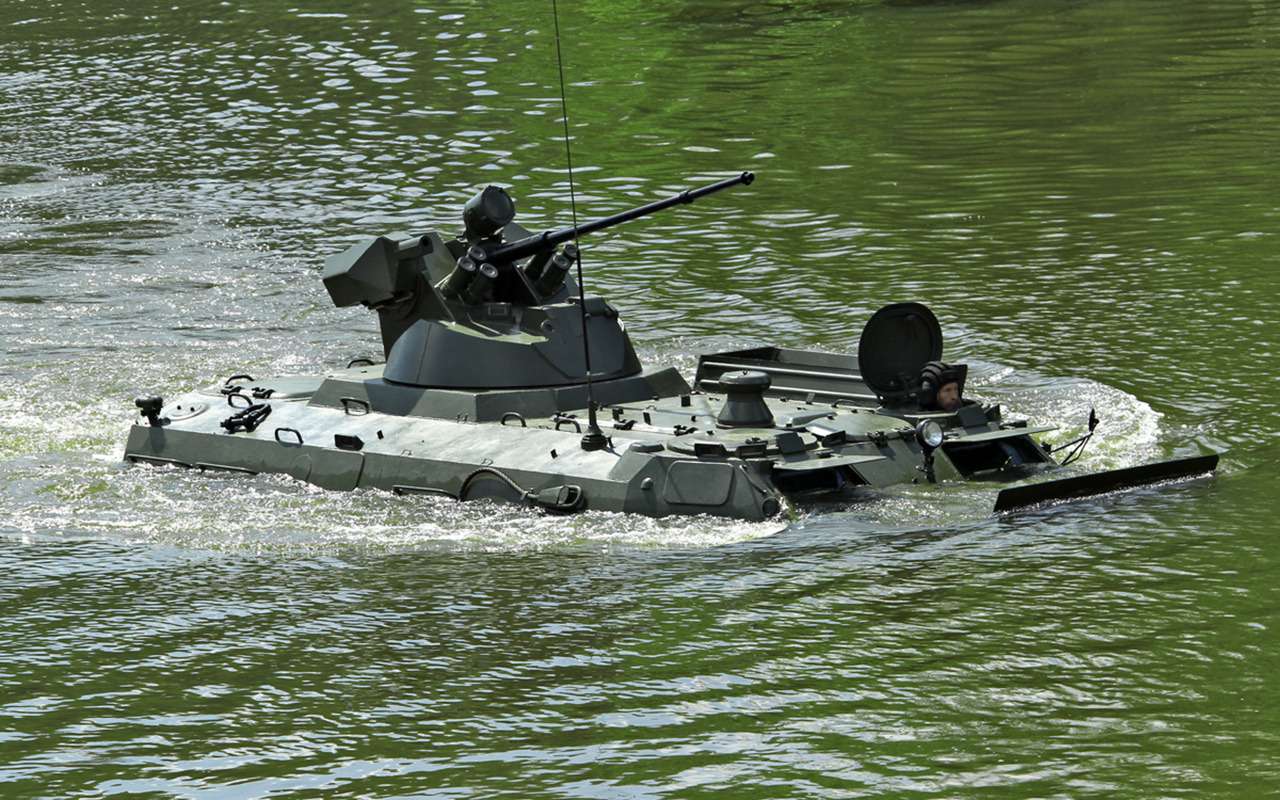 Гусеничный транспортер-тягач МТ-ЛБ М1 с пулеметно-пушечным модулем МБ1.