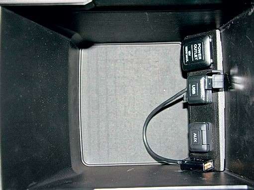 В центральном боксе-подлокотнике дополнительная розетка, аудиовход и разъем USB для внешних носителей, например i-Pod.