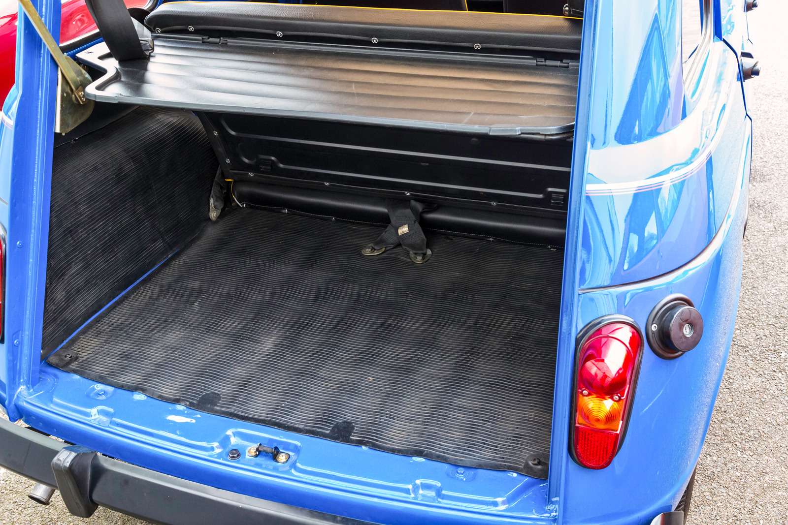 Renault 4.. Современников приятно удивлял большой багажник этого гибрида универсала и хэтчбека.
