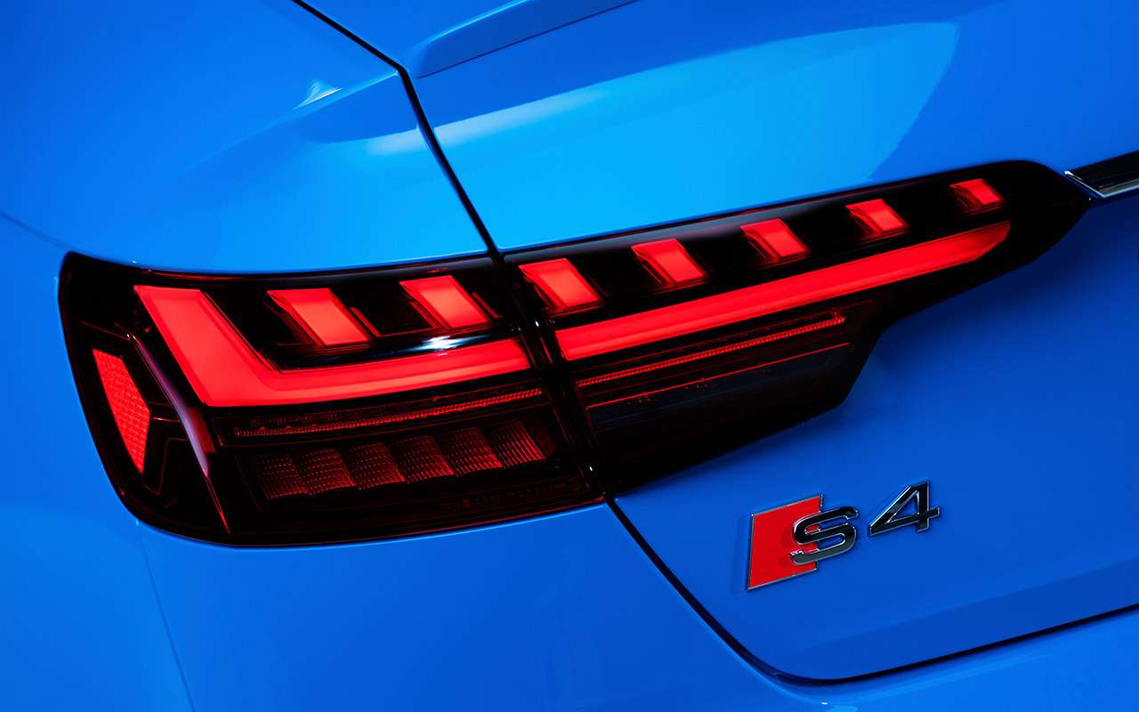 Новый Audi A4: он умеет... «читать» светофоры!