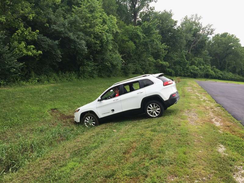Хакеры сумели дистанционно отключить тормоза Jeep Cherokee, и автомобиль съехал в канаву