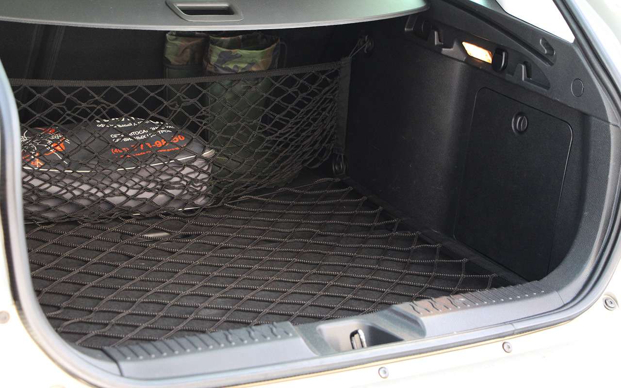 Багажник Весты SW радует хорошей организацией пространства. Есть удобные боковые карманы, крюки, сетки и отличное вместительное подполье.