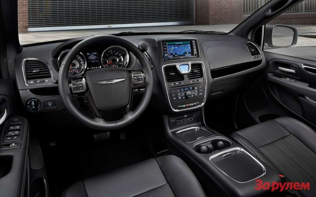 2013-Chrysler-Town-Country-S-interior-1024x640
