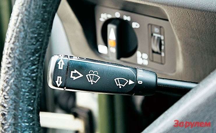 Подрулевые переключатели, совмещающие управление указателями поворотов и стеклоочистителями, на «мерседесах» появились давно.
