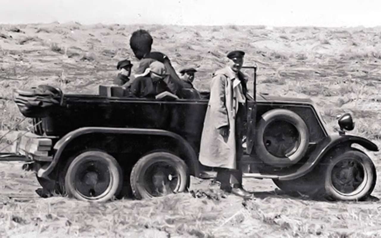 Экспедиция Ферсмана с одной из французских «трехосок» в пустыне.