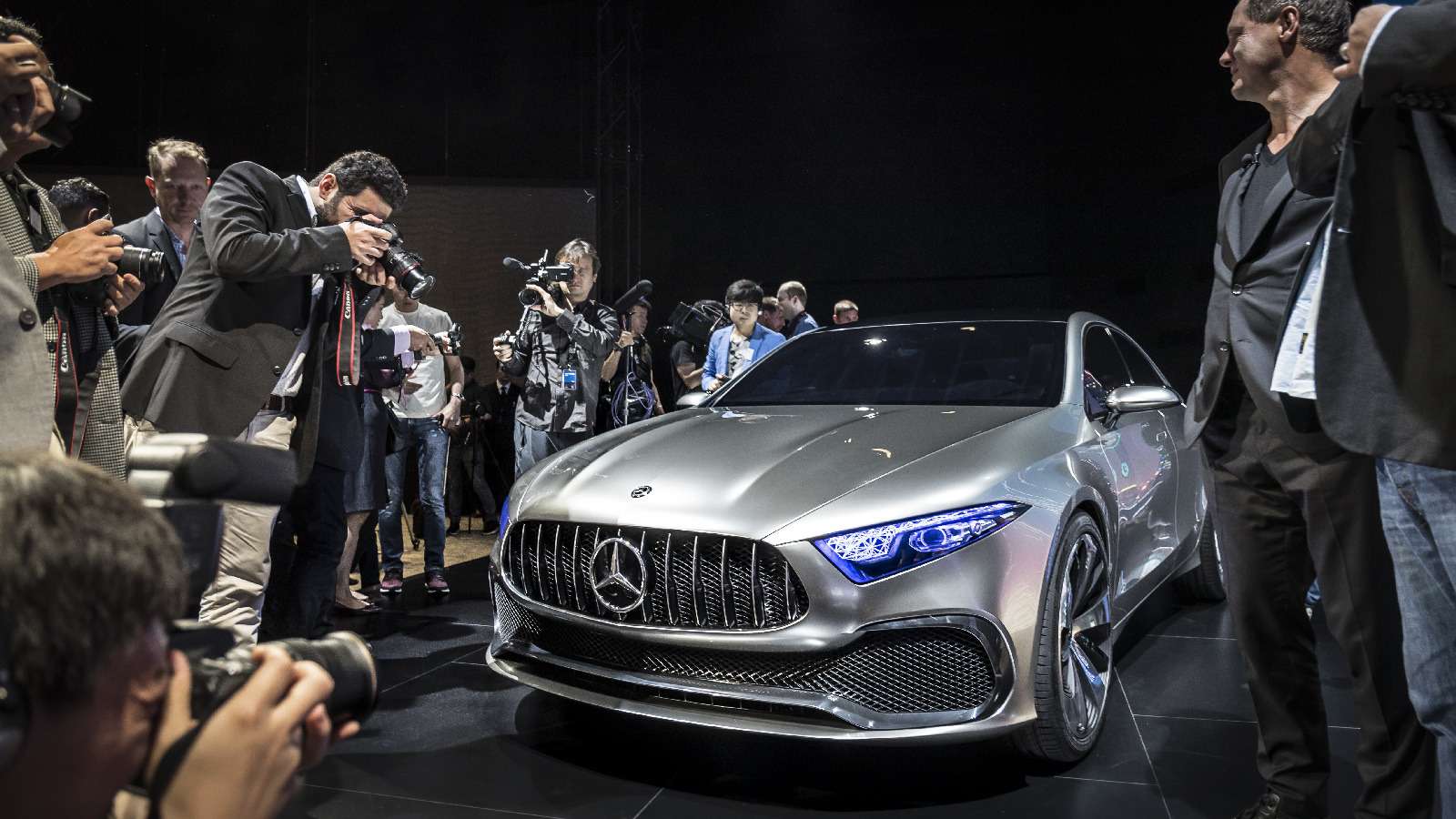 Прямолинейная чувственность: Mercedes-Benz Concept A Sedan дебютировал в Шанхае — фото 738840