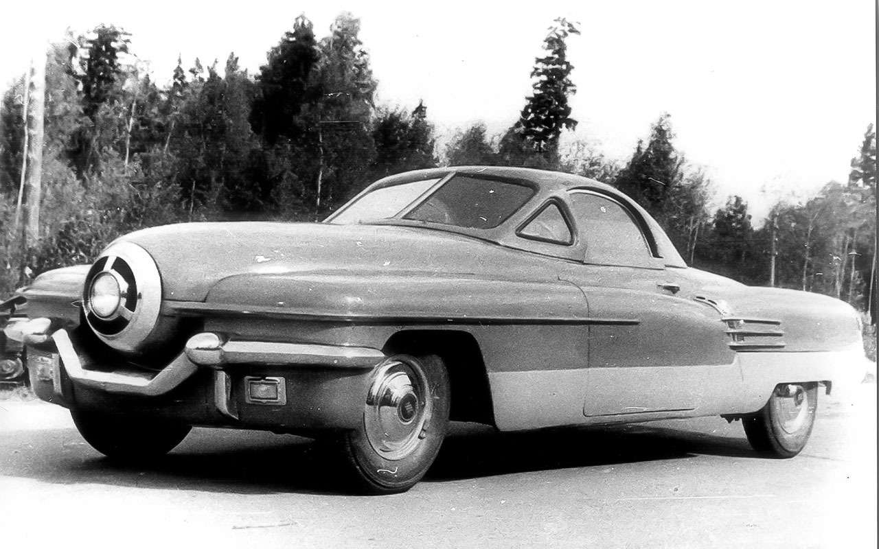 Первым ЗИСом, принимавшим участие в линейных гонках (по обычному шоссе с разворотом в определенном месте), был представительский ЗИС-101, после войны гонялись даже на ЗИС-110. На послевоенном подъеме в 1951-м сделали специальный спортивный ЗИС-112 с эффектным кузовом художника В. Росткова, напоминающим американский концепт GM Le Sabre. Двухместная машина имела съемный колпак над сиденьями и всего одну фару, за что и получила прозвище «Циклоп». Сначала на ЗИС-112 стоял серийный рядный 8-цилиндровый 140-сильный двигатель, затем экспериментальный — мощностью 180 л.с. с четырьмя карбюраторами. Скорость переваливала за 200 км/ч, а тормоза абсолютно не подходили для такой машины — безбожно грелись. На ЗИС-112 установили несколько всесоюзных рекордов скорости.