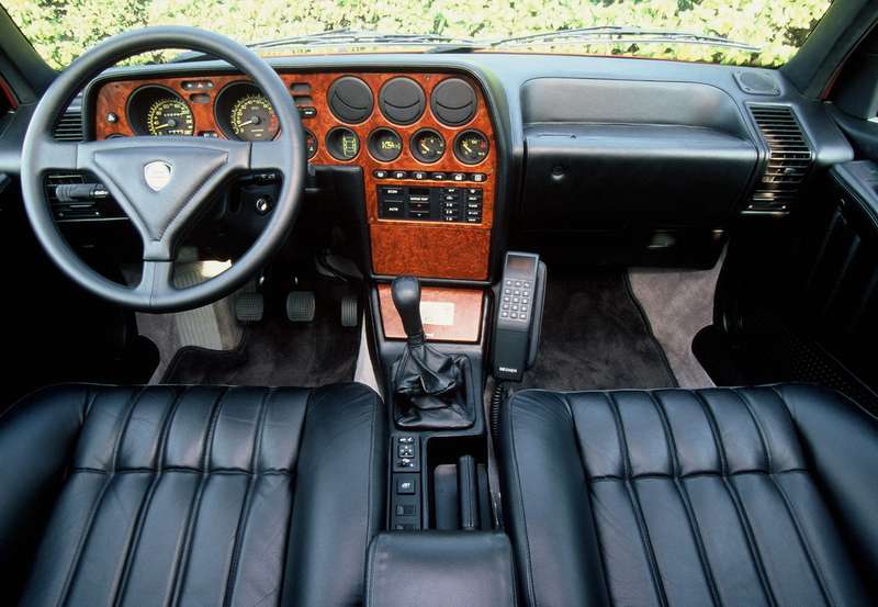 Интерьер от Poltrona Frau с характерным для Lancia тех лет кокпитом, развернутым к водителю. 
