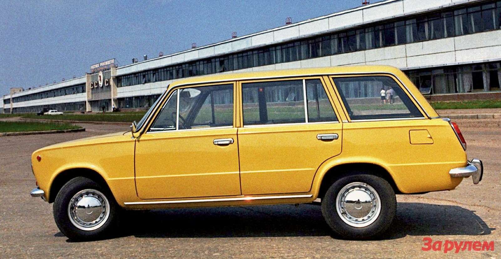 Вторая модель Волжского автозавода ВАЗ 2102 (1972–1980 гг.) на фоне корпуса главного конвейера