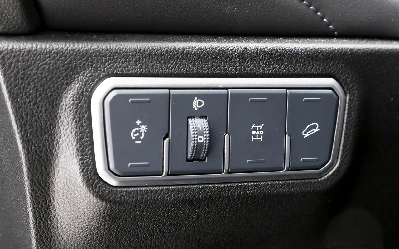Кнопка 2WD есть только у версий с мотором 1.5: двухлитровые версии обходятся без нее.