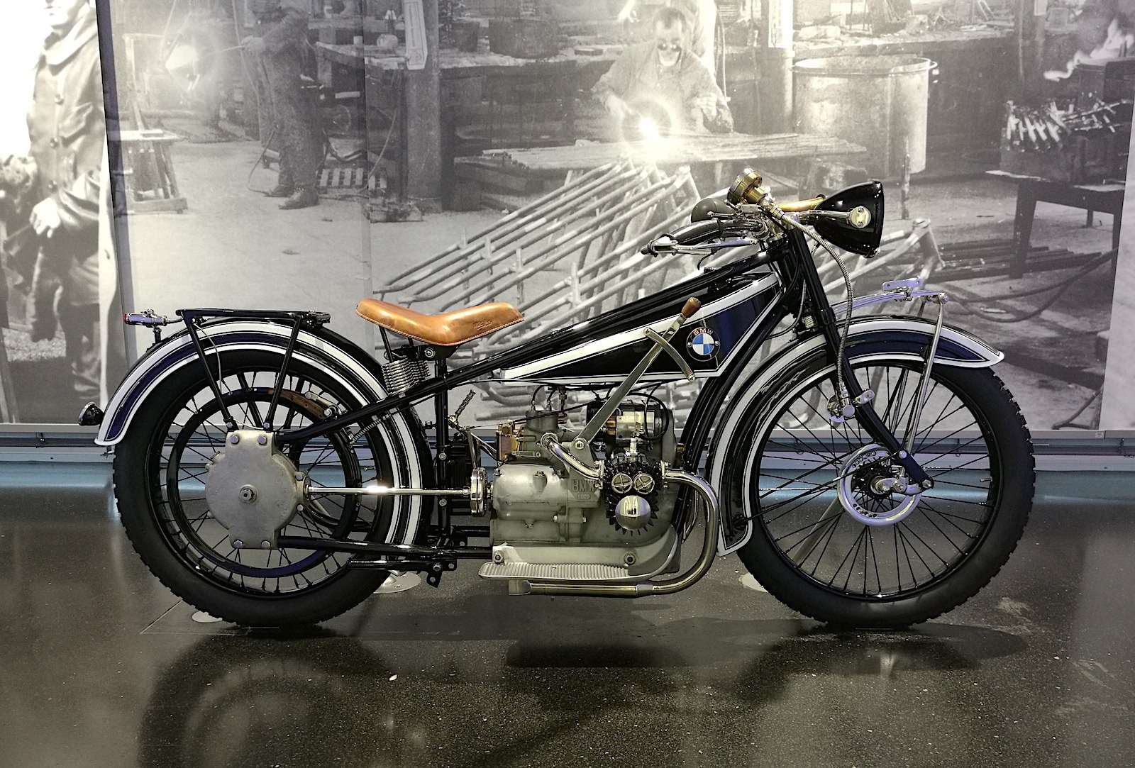 Первый мотоцикл баварской марки — BMW R32 — был выпущен в 1923 году. После Первой мировой Германия не могла выпускать авиационные двигатели, поэтому приступила к производству техники для гражданских целей. Тогда-то инженеру Максу Фрицу и пришла идея сконструировать для своих нужд мотоцикл. Для передачи тяги на заднее колесо использовался необслуживаемый вал, а не привычные цепь или ремень.