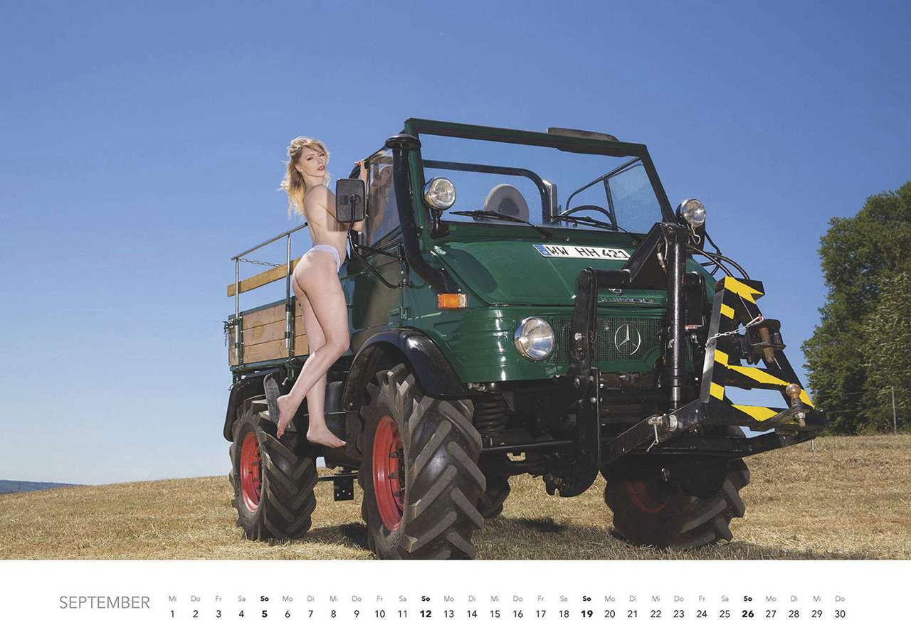 Первый календарь на 2021 год: не очень одетые трактористки (18+) — фото 1196275