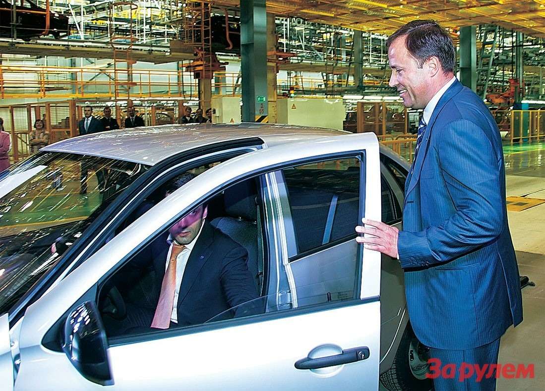 Первую «Ладу-Гранта», сделанную на Ижевском автозаводе, принимает президент Группы «АВТОВАЗ» Игорь Комаров.