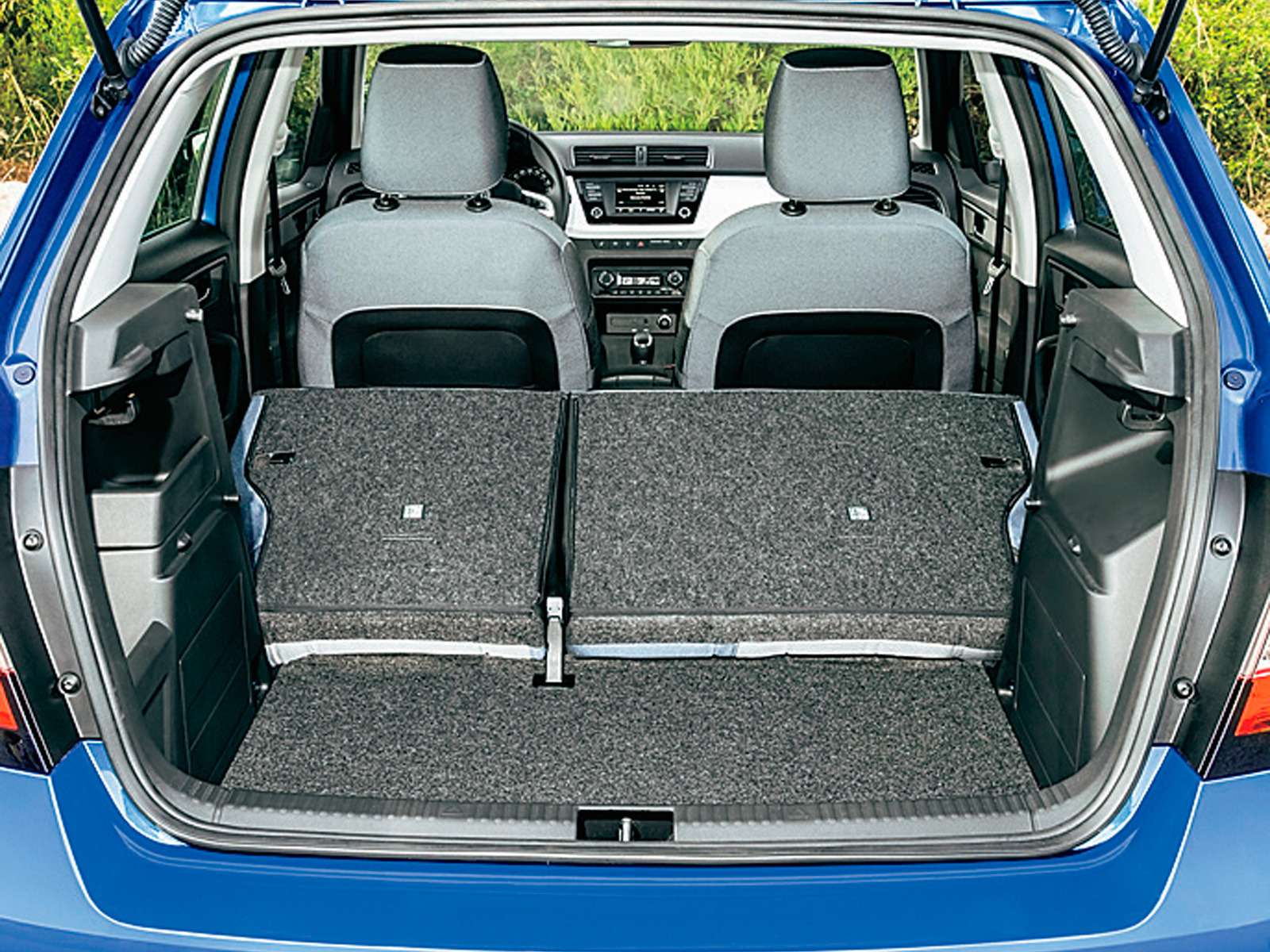 Несмотря на уменьшение длины автомобиля, багажник Skoda Fabia  прибавил 15 л, увеличившись до 330 л. При сложенном заднем сиденье объем грузового отсека достигает 1150 л.