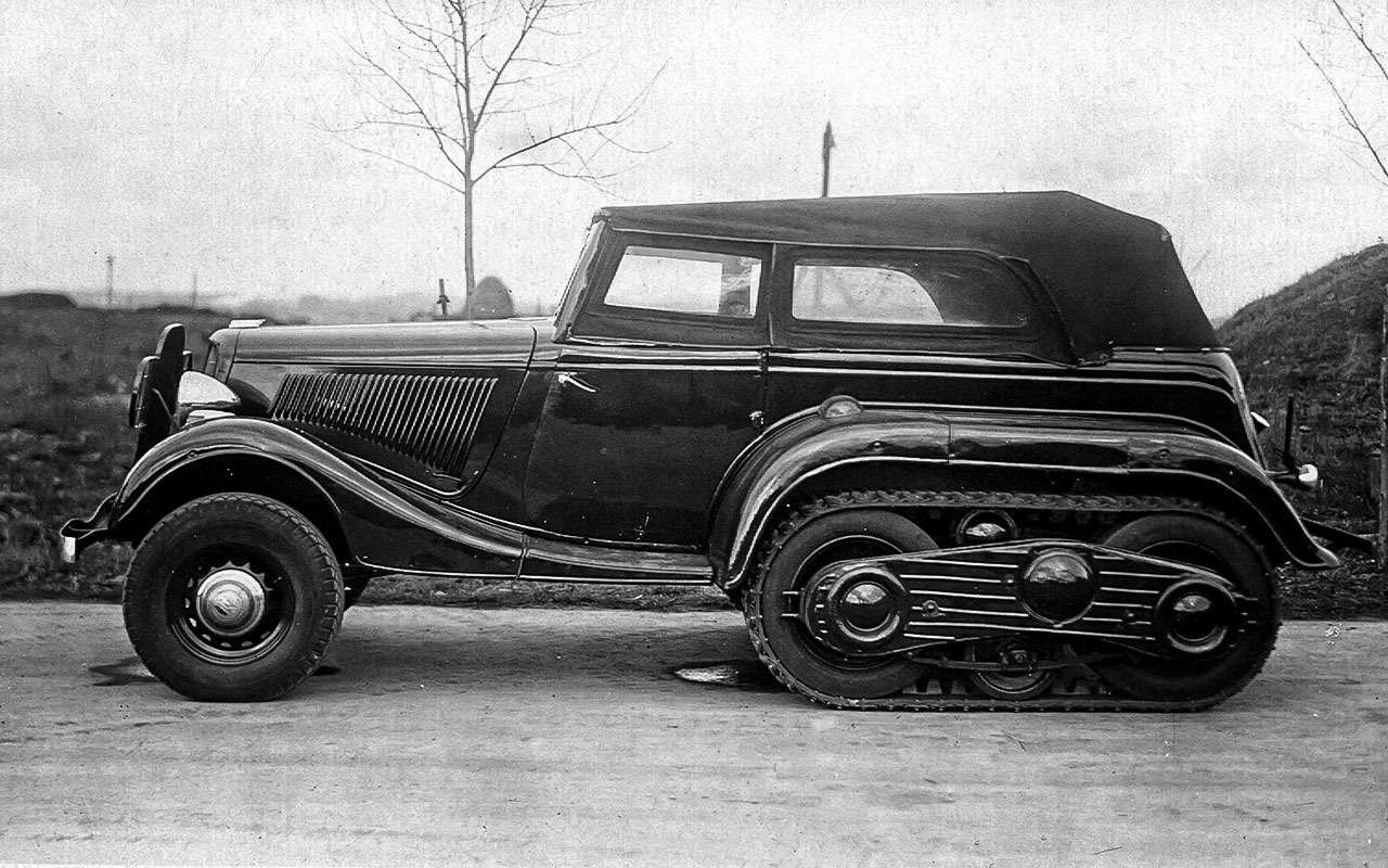 Следующий шаг — НАТИ-ВМ (вездеход-молотовец). Автомобиль построили в 1938 году на основе ГАЗ-М1 в двух вариантах: пикап с лавками в кузове и легковой, с мягкой крышей. Идея состояла в универсальности: гусеничный движитель можно было относительно легко демонтировать. На колесах машина достигала скорости 60 км/ч, на гусеницах – 48 км/ч.
