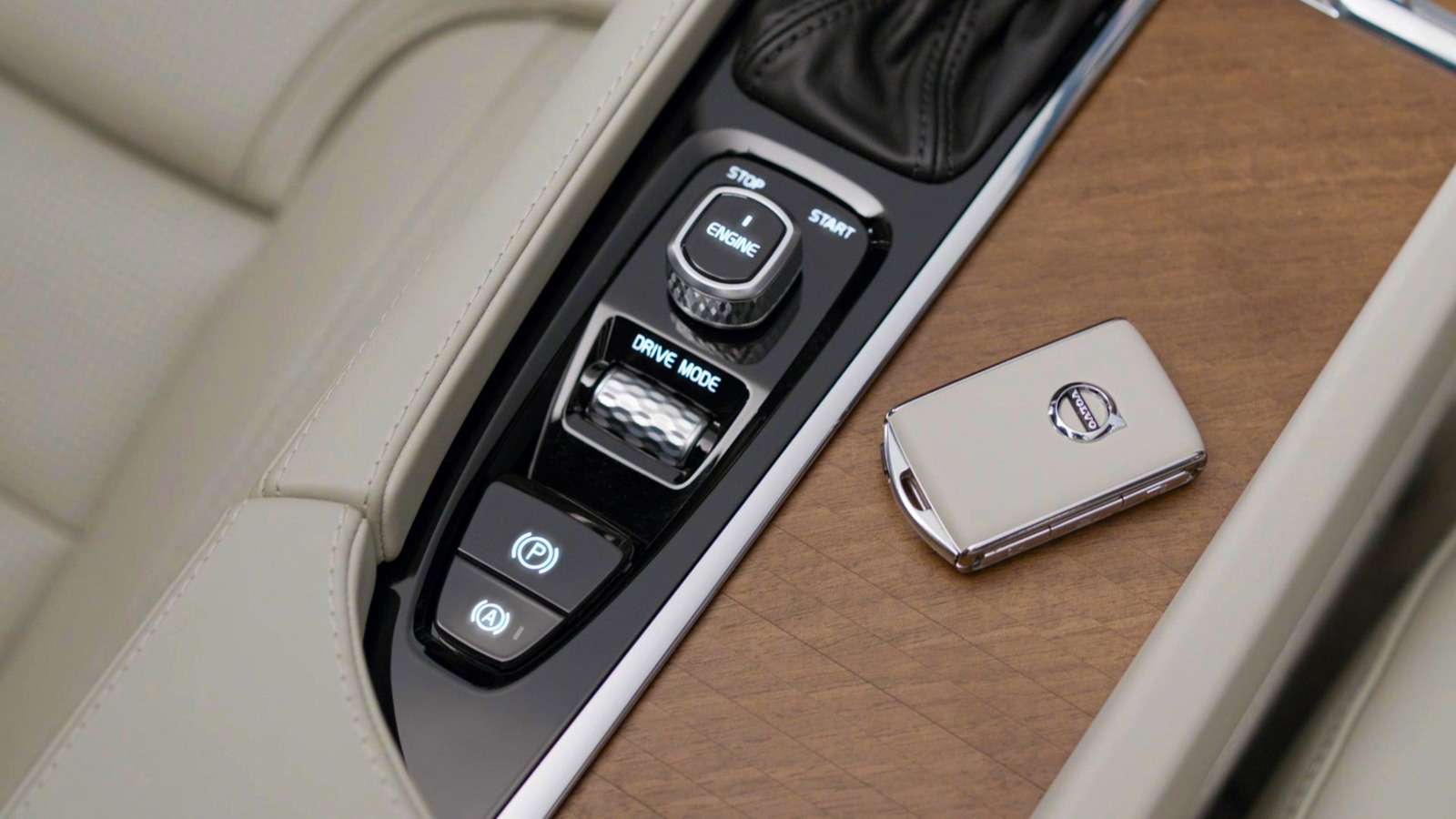 С электронного ключа можно заставить автомобиль подать звуковой сигнал или моргнуть светом, если потеряли его на парковке, а пуск двигателя происходит с помощью джойстика на центральном туннеле.