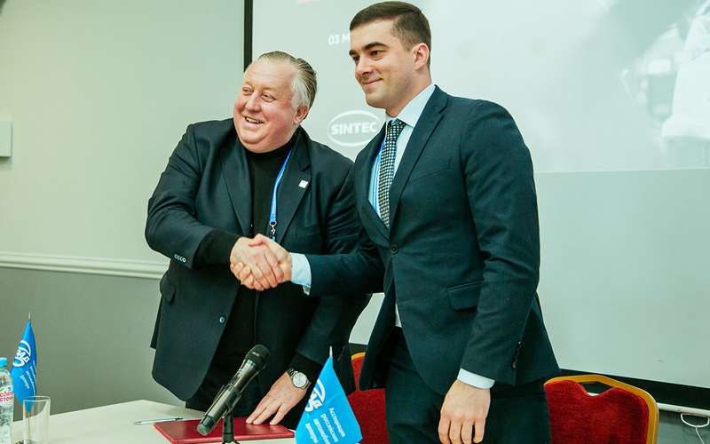 Алексей Подщеколдин, вице-президент РОАД (слева) и Геннадий Задорожный, директор по продажам в канале СТО Sintec Group.