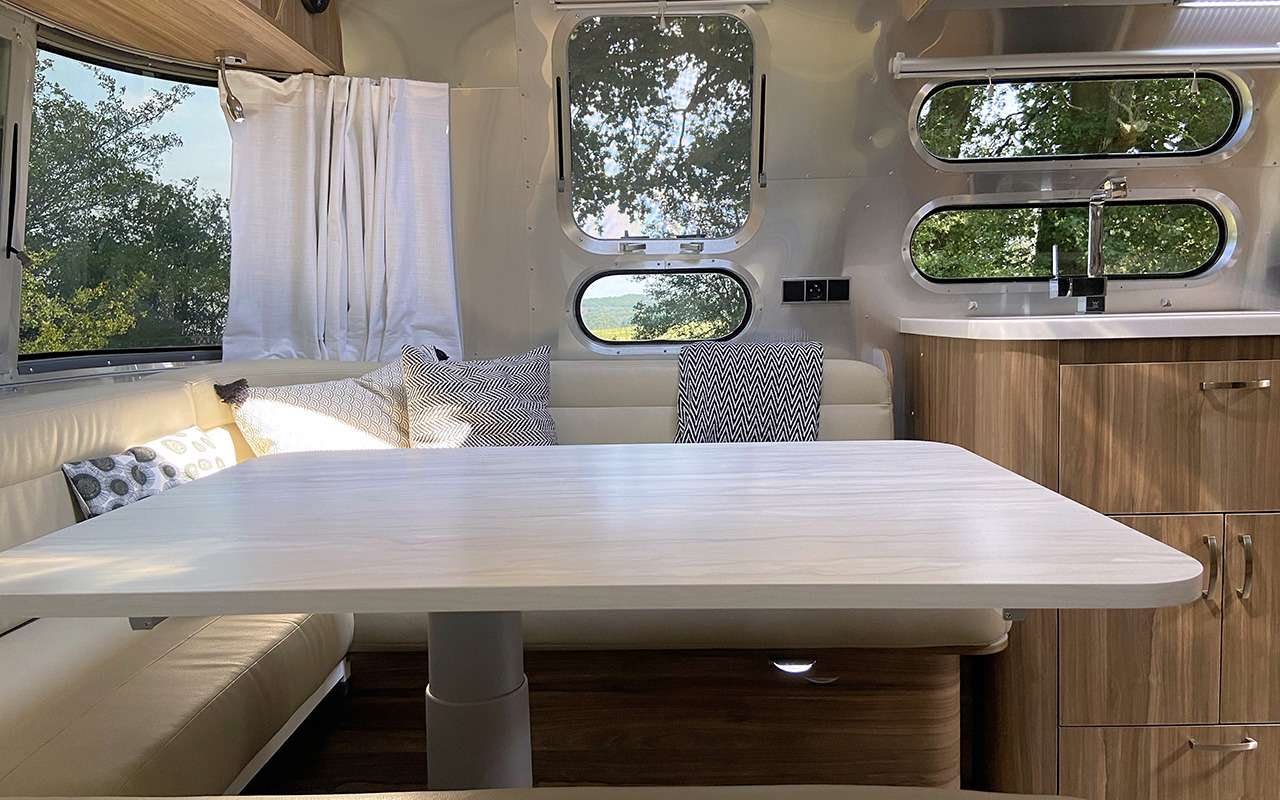Роскошный кемпер Airstream — с кроватью поперек — фото 1161651