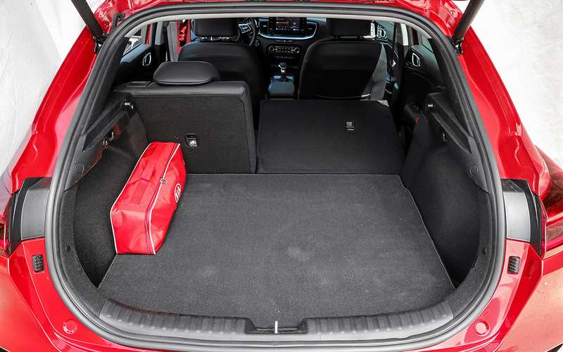 Багажник Kia невелик (320 л), но правильной  формы. Есть электропривод «калитки». Под полом – полноразмерная запаска.