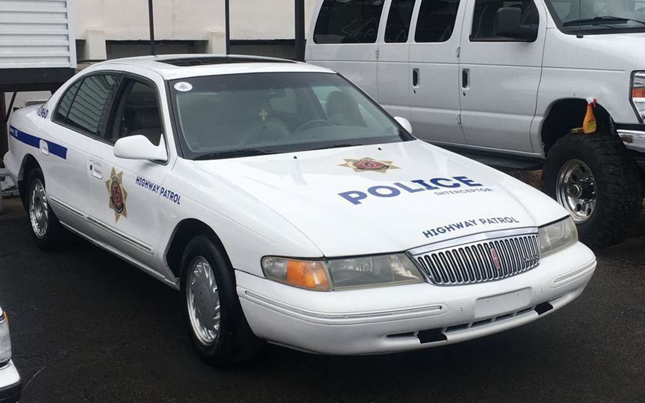 Этот Lincoln Continental 1995 года просто тюнингован под полицейскую машину. Обзавестись приметной «тачкой» можно за 220 000 рублей.