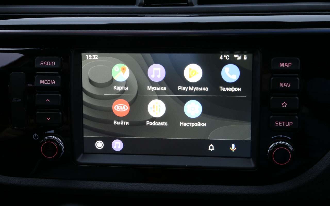 Мультимедийная система может «зеркалить» смартфоны через приложения Android Auto или Apple CarPlay.