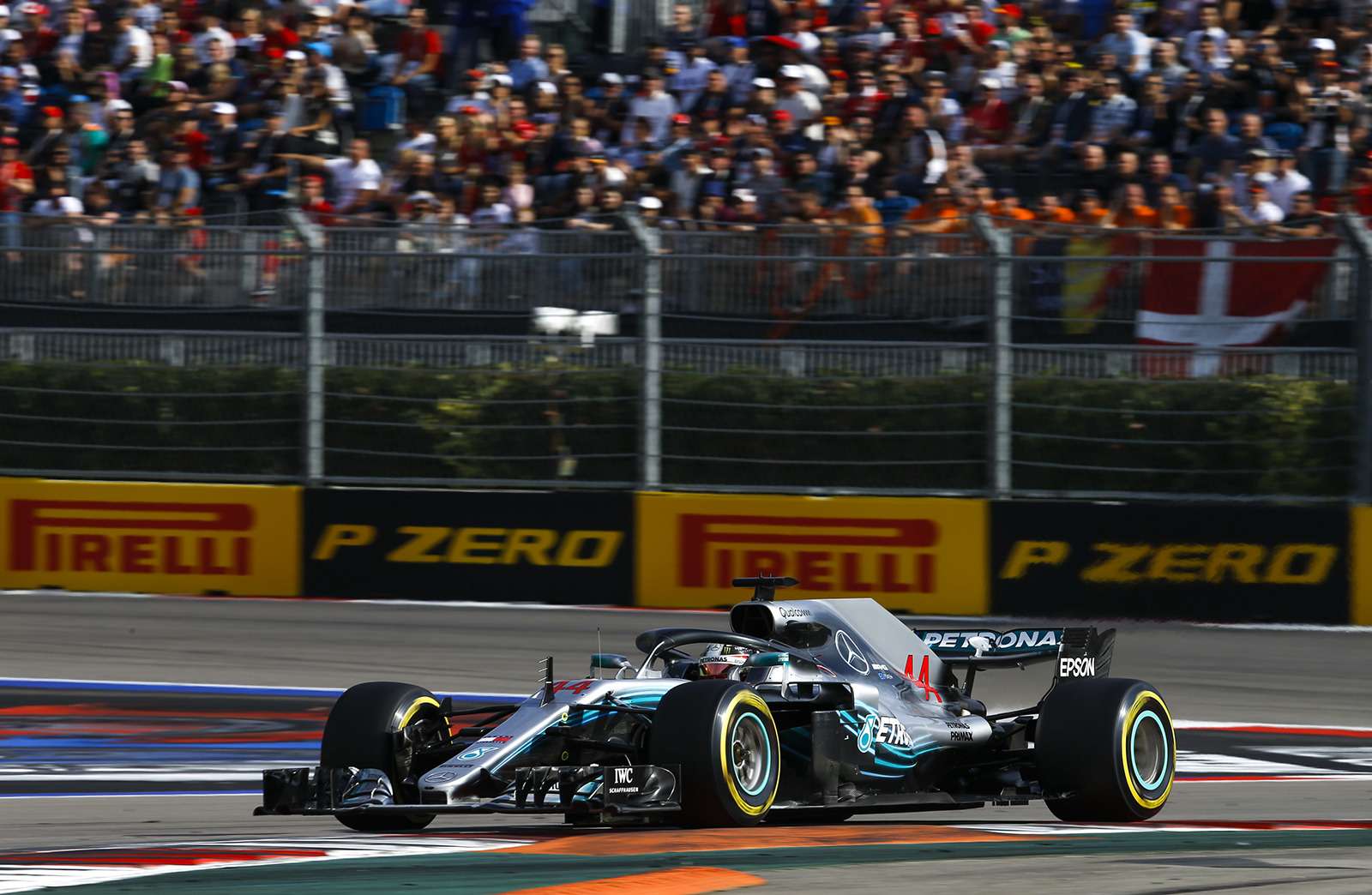Формула 1: Mercedes освистали на Гран-При России — фото 909875