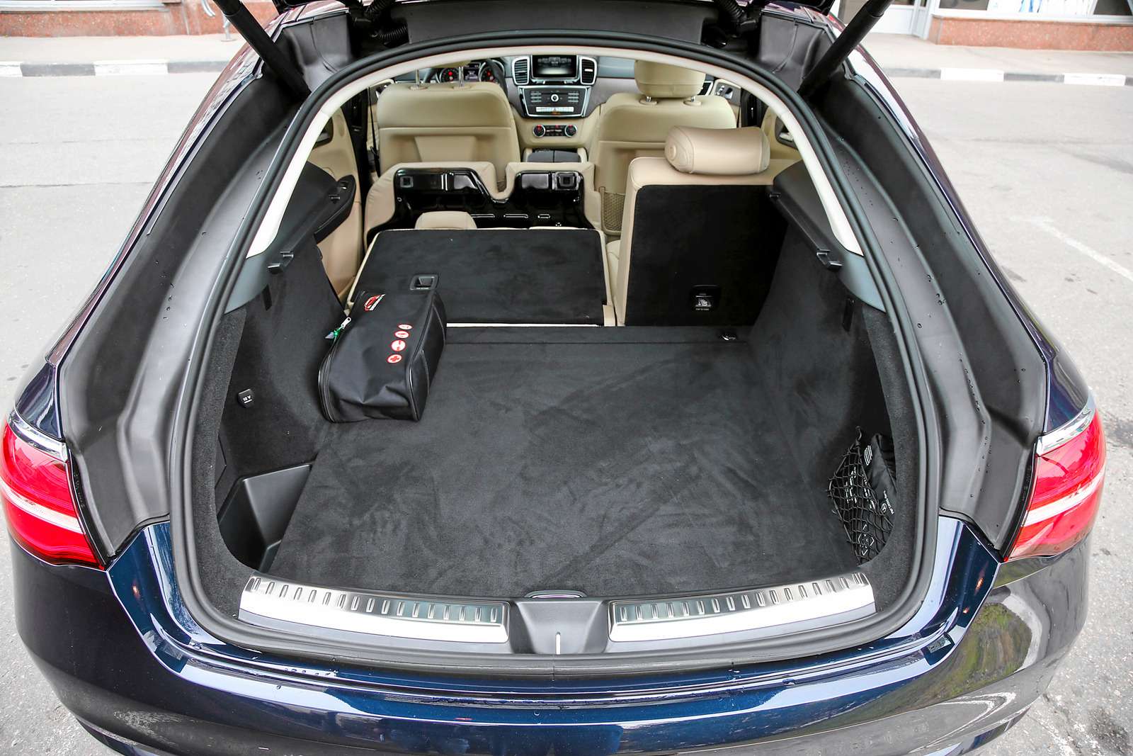 Багажник GLE Coupe вмещает 650 л «под шторкой» – лишь на 40 л меньше, чем багажник обычного GLE