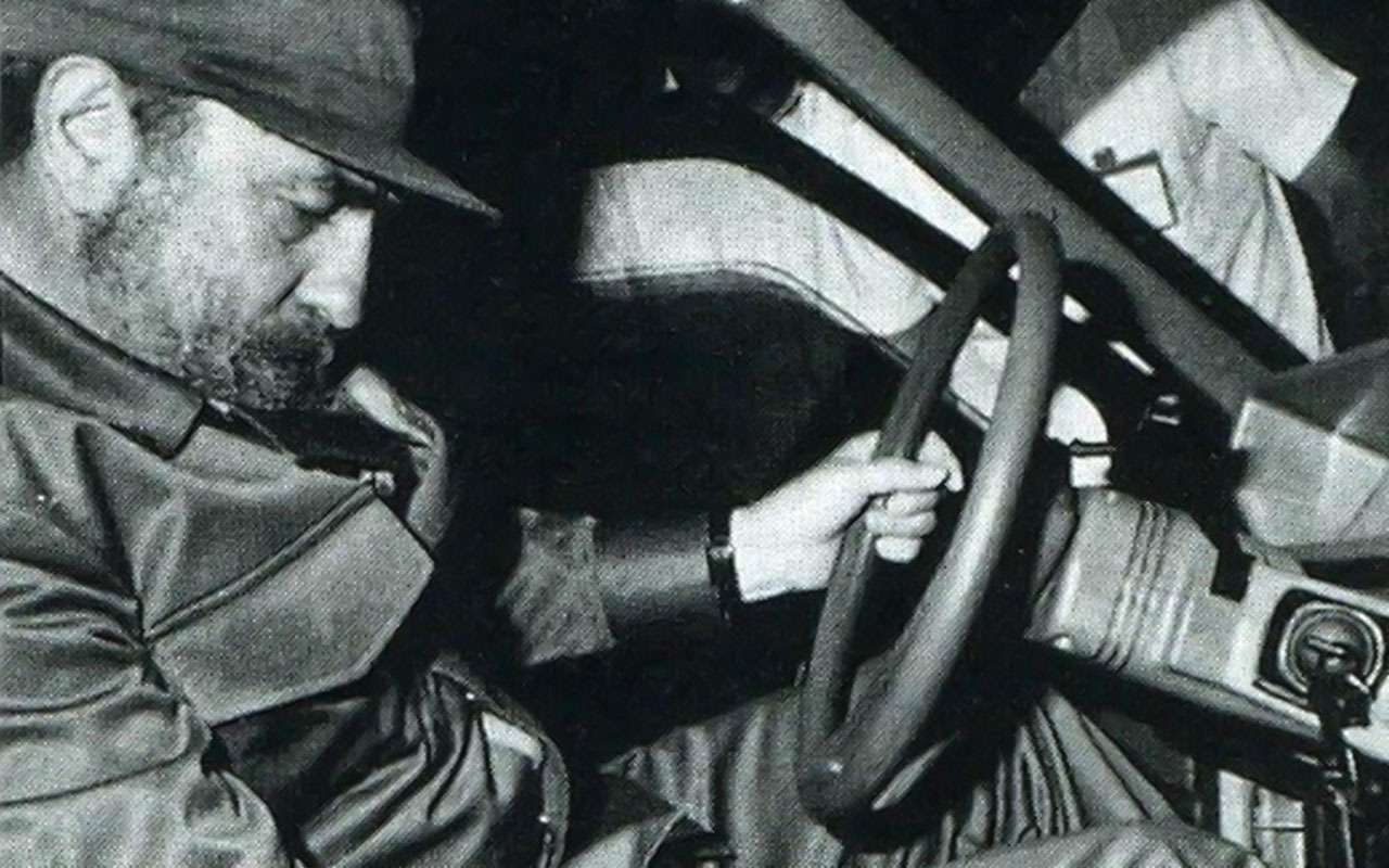 Фидель Кастро за рулем ВАЗ-2108 (1984 год, декабрь). Это был закрытый показ новинки автопрома.