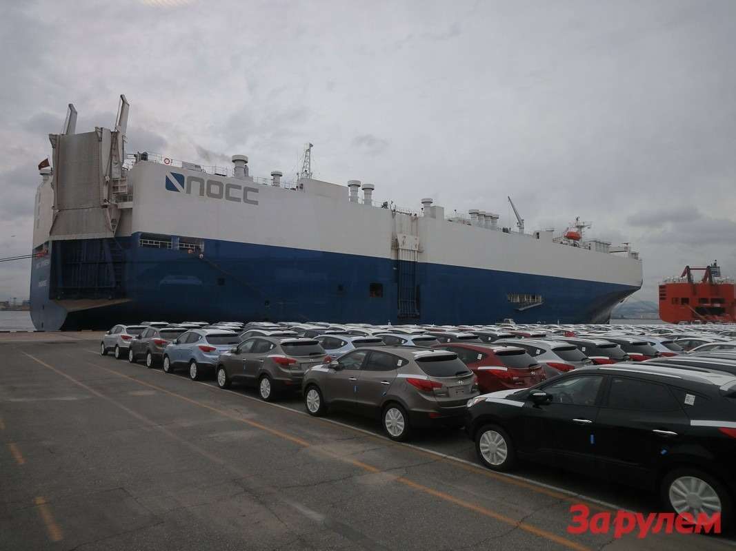 Тысячи машин ждут погрузки на корабль прямо с заводской площадки