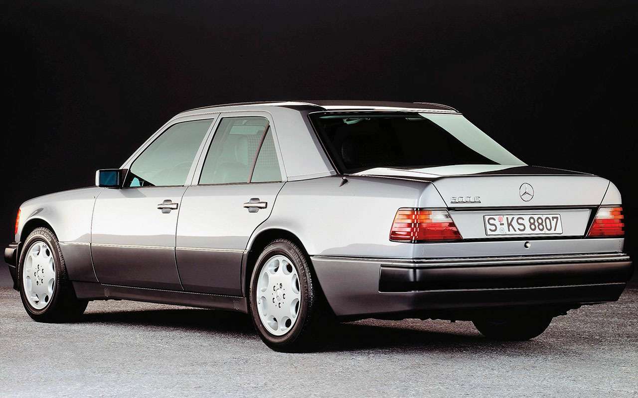 Mercedes-Benz w124 увидел свет в 1984 году, его топовая версия E500 дебютировала в 1991-м. Коэффициент аэродинамического сопротивления составил всего 0,28. Под капотом самого мощного и злого «сто двадцать четвертого» прописалась V-образная «восьмерка» мощностью 326 лошадиных сил, развивающая 470 Н∙м крутящего момента. В связке с 4-ступенчатым автоматом этот силовой агрегат разгонял «волчка» — как в народе прозвали Е500 – до первой сотни за 6,1 секунды. Максимальная скорость была искусственно ограничена на отметке 250 км/ч. Постройка машин осуществлялась в тесном контакте с инженерами Porsche: сваренные и окрашенные в Зиндельфингене кузова отправляли в Цуффенхаузен для установки двигателя и трансмиссии.