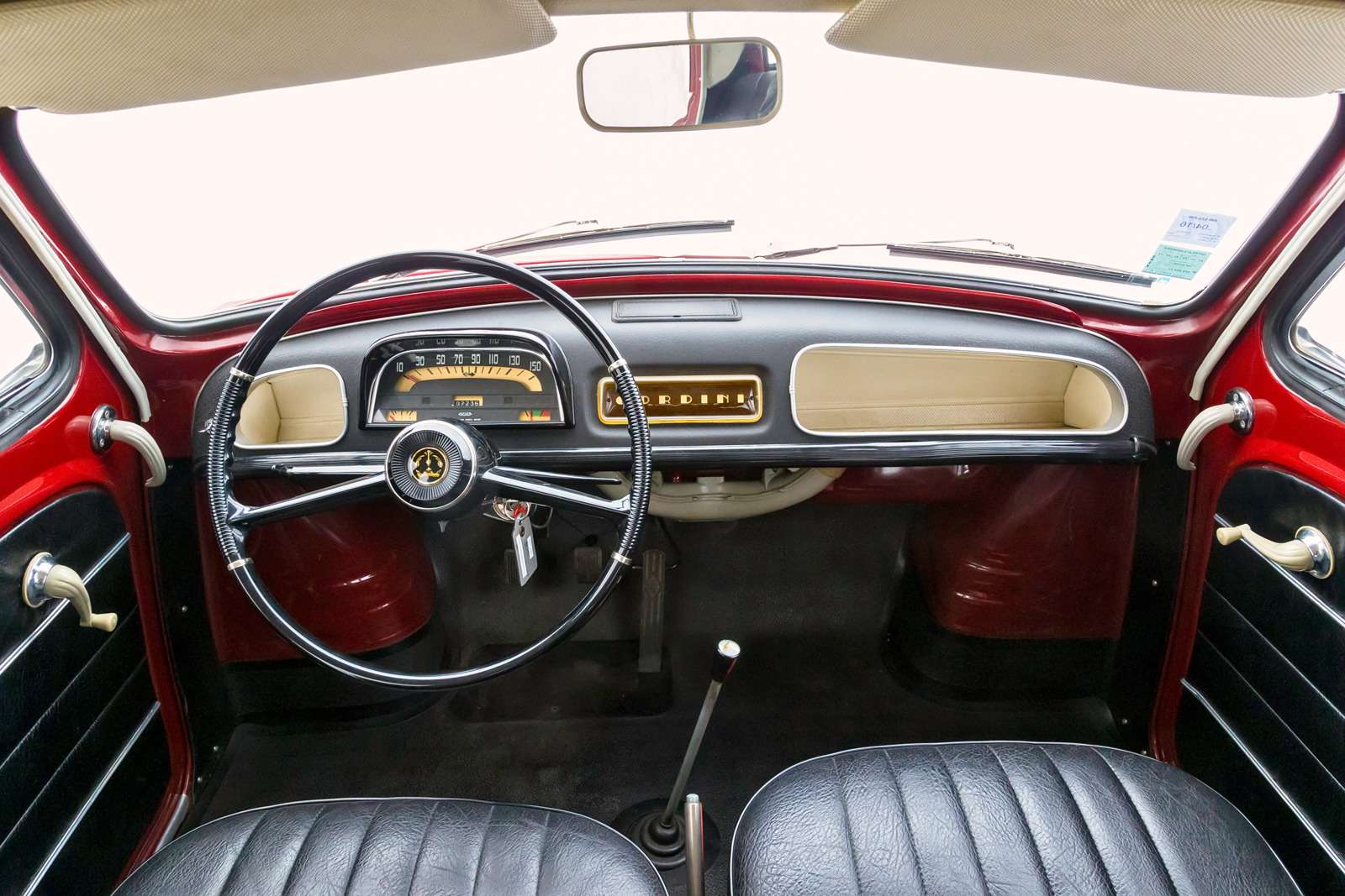 Renault Dauphine. Слева под рулем типично французский переключатель наружного освещения, в торце которого – кнопка звукового сигнала. Модель Dauphine не только просторнее, но и побогаче послевоенного Renault 4CV. На руле модели с монархическим именем – стилизованная корона.